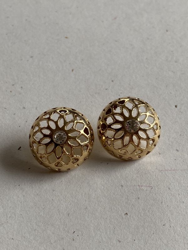 Gullknapper med hullmønster og bling