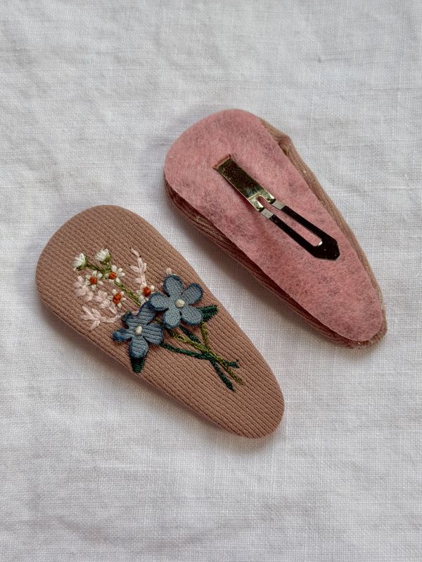 Broderte hårspenner - rosa