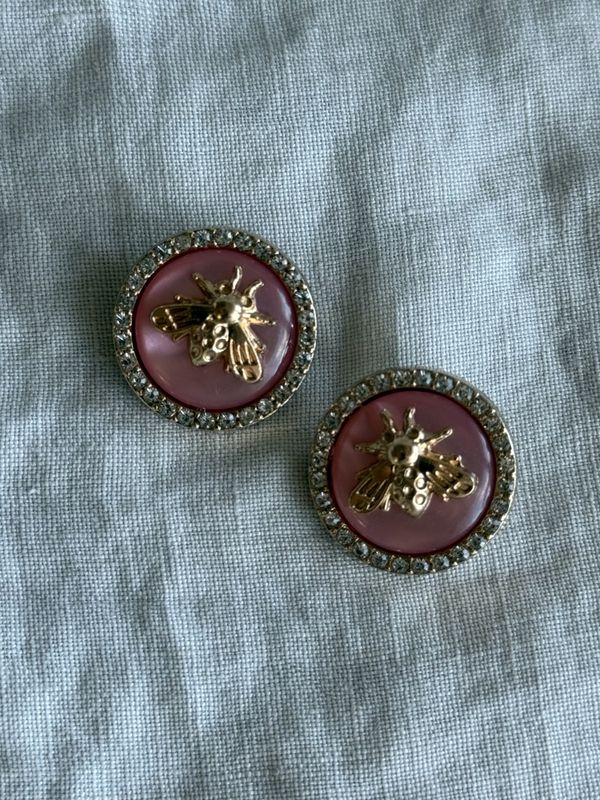 Stor rosa knapp med bie og bling