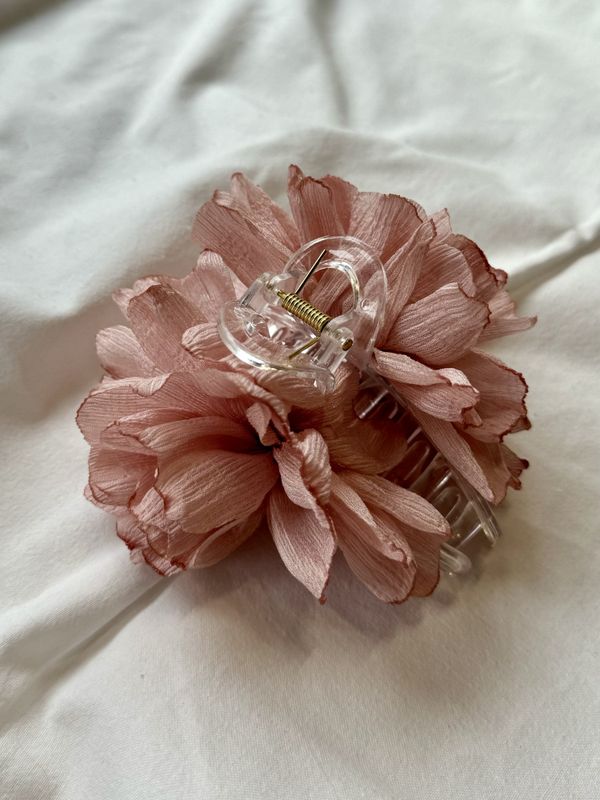 Gammelrosa klype med blomst