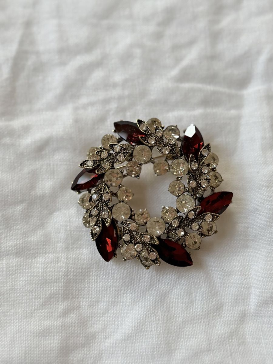 Brosje - hvit og rød