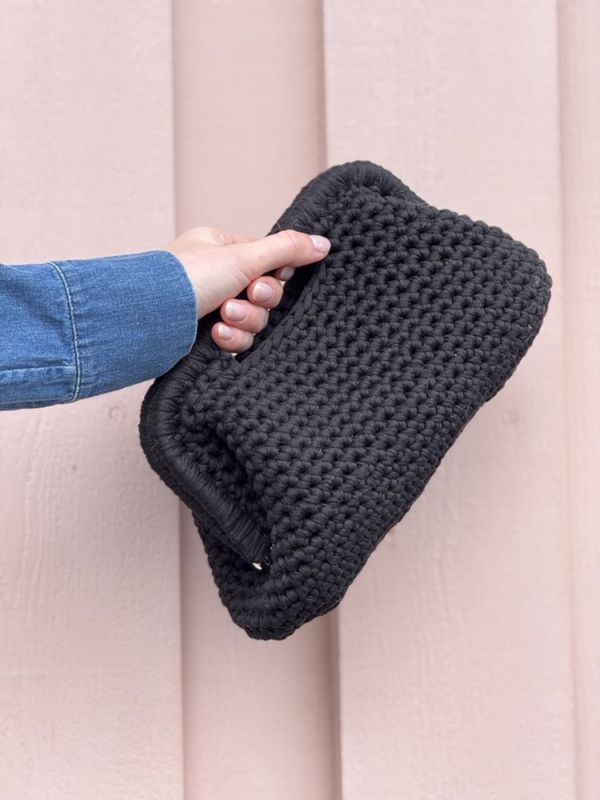 Clutch with handle