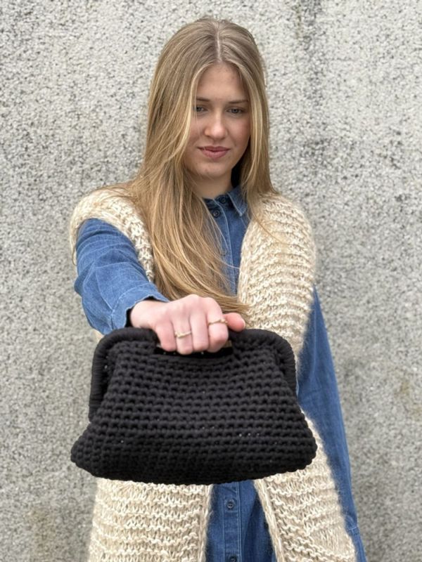Clutch with handle