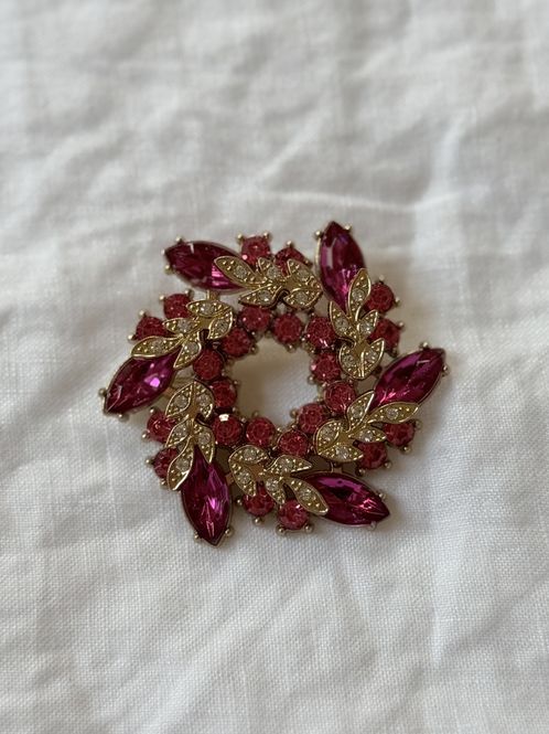 Hovedbilde Brosje - krans cerise og gull